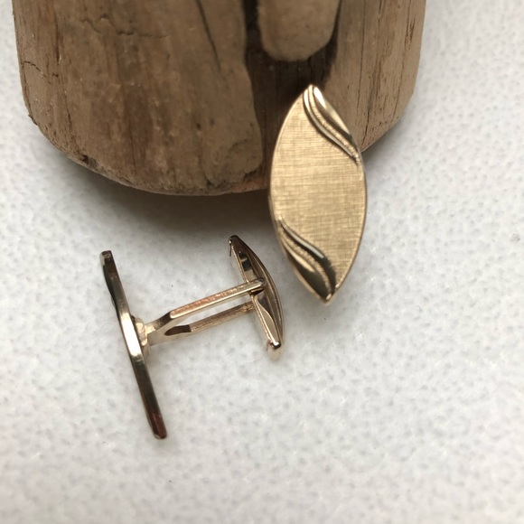 Vintage Sophisticated Gold Cuff Links - Picture 2 of 6